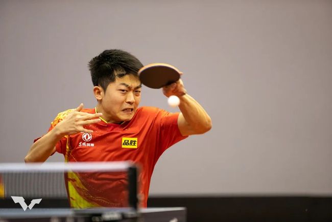 界为之侧目 界为之侧目